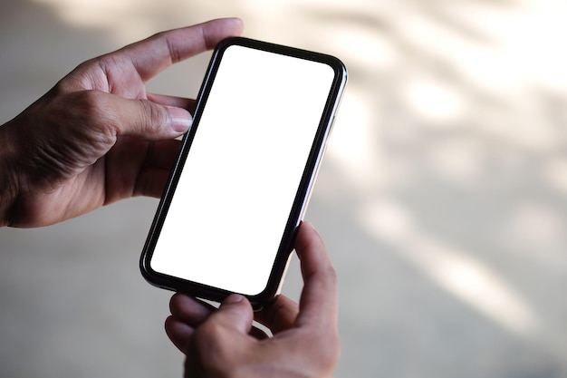 Cerrar vista joven usando teléfono inteligente pantalla en blanco para su información