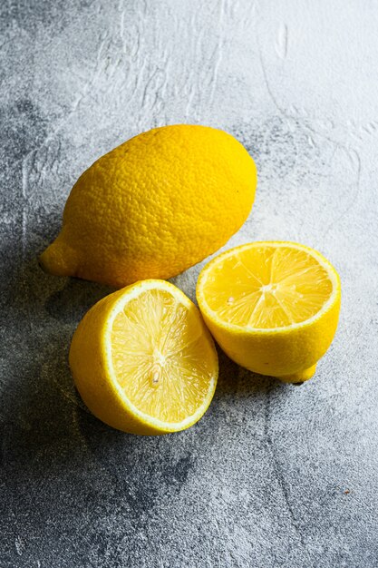 Cerrar vista de limones enteros y cortados por la mitad