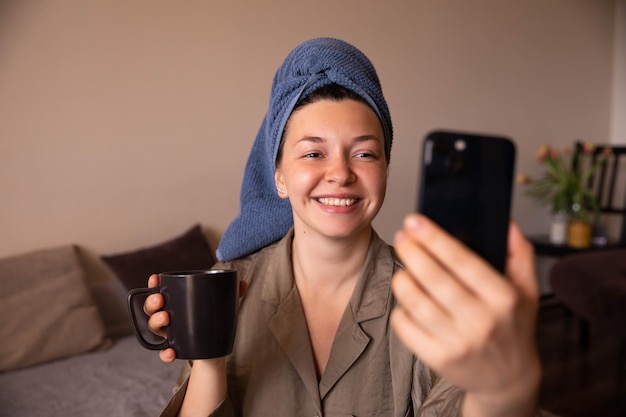 Cerrar vista de mujer fresca haciendo selfie