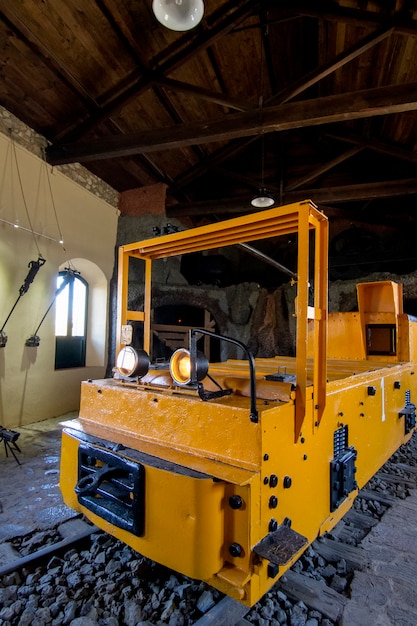 Cerrar vista de un museo con un viejo vehículo minero de transporte.