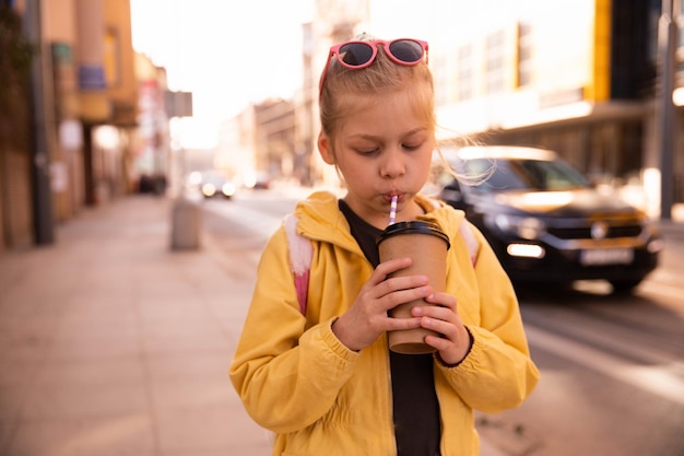 Cerrar vista de niña beber cacao