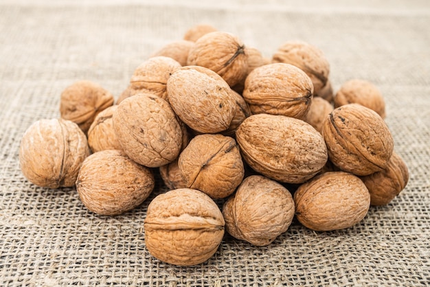 Cerrar vista de nueces en la mesa