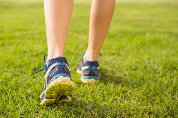 Cerrar vista de pies de corredores femeninos