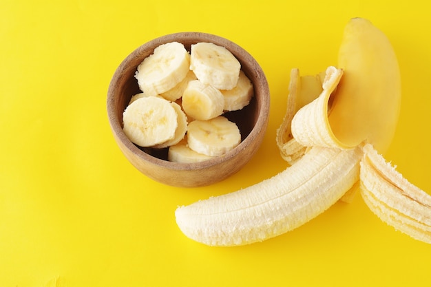 Foto cerrar vista de plátano pelado con rodajas