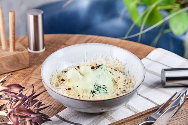 Cerrar vista sobre albóndigas de pollo en salsa de crema con queso parmesano en un tazón. Comida sana, dietética y equilibrada para el almuerzo. Fondo de madera Copiar espacio para el diseño. Horizontal