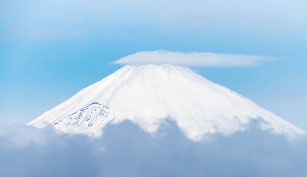 Cerrar la vista superior de la montaña Fuji con cubierta de nieve con poder