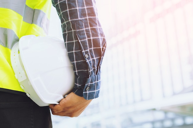 Cerrar vista trasera del trabajador de la construcción masculino de ingeniería