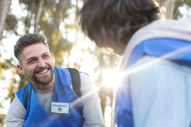 Foto cerrar voluntarios al aire libre