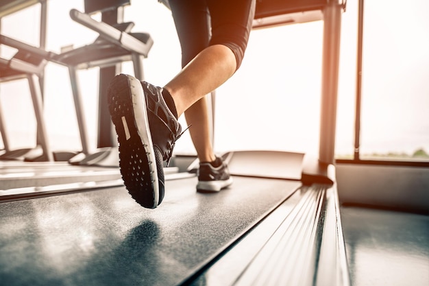Cerrar en zapato, mujeres corriendo en un gimnasio en una cinta de correr.Ejercicio de concepto.fitness y estilo de vida saludable