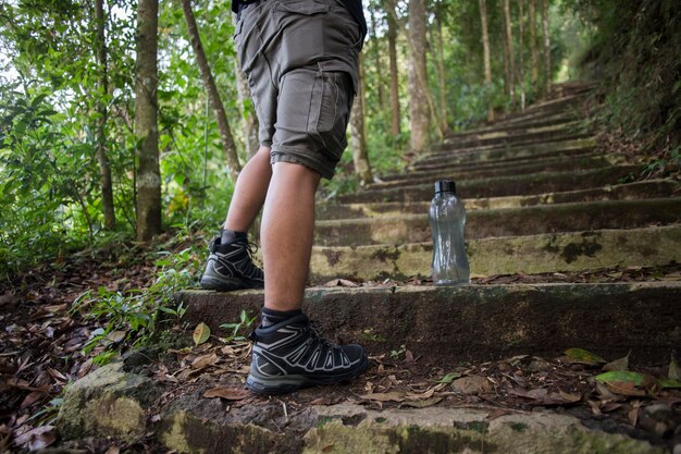 Cerrar zapatos de hombre viajero concepto de senderismo.