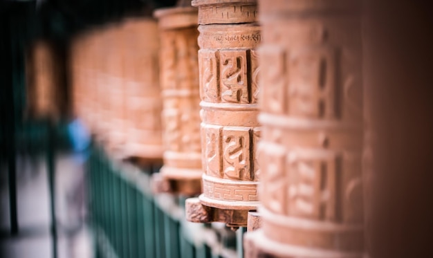 Cerró la rueda de oración en el templo en Katmandú, Nepal