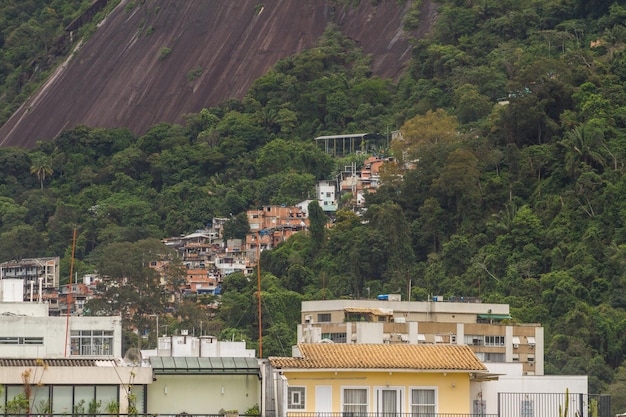 Cerro de Santa Marta visto desde la playa de Arpoador en Río de Janeiro, Brasil.