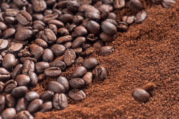 Foto cerró la textura de café molido y frijoles