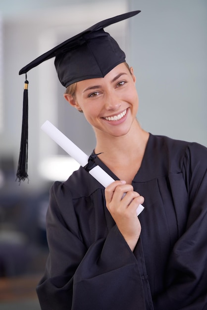 Foto certificado de graduação e retrato de mulher feliz na universidade para bolsa de estudos no canadá rosto de graduado ou sorriso de estudante com diploma por realização educacional ou comemorar o sucesso na faculdade