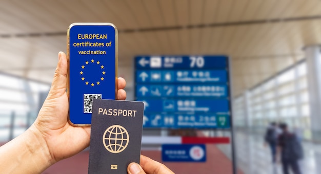 Certificado de vacunación digital Covid de la UE o pasaportes de vacuna en el teléfono móvil.