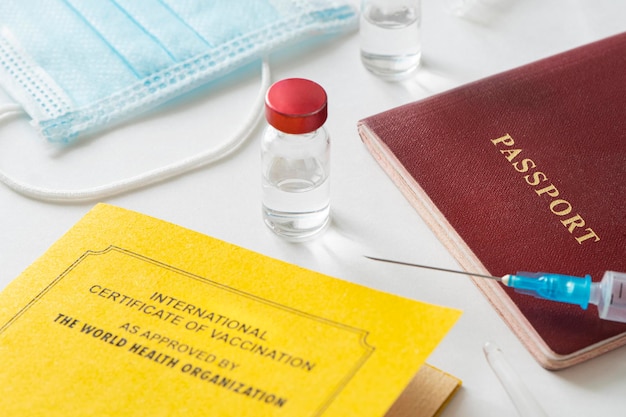 Certificado de vacunación e inyección, vacuna y pasaporte de viaje. Concepto médico de viaje seguro. vacunado contra enfermedades. Tarjeta amarilla - Certificado de vacunación