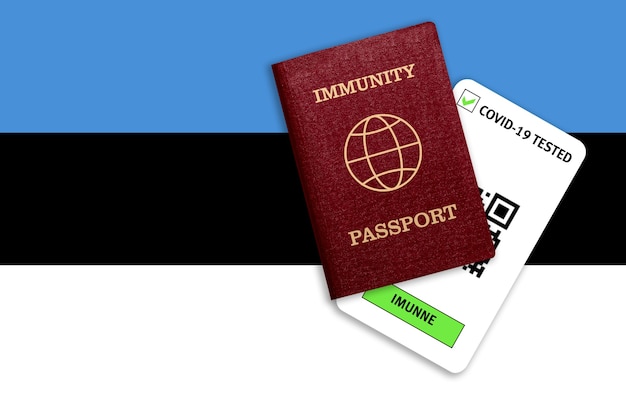 Certificado de viaje después de una pandemia para personas que han tenido coronavirus o han hecho la vacuna y el resultado de la prueba para COVID-19 en la bandera de Estonia