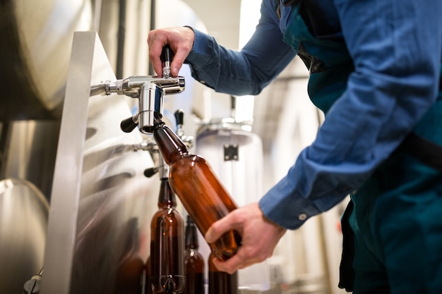 Cervecero llenando cerveza en botella