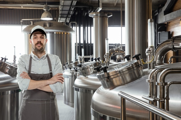 Cervecero profesional en su propia producción artesanal de alcohol.