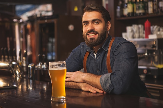 Cervecero que ofrece sabrosa cerveza artesanal en su restaurante