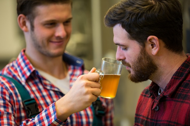 Cerveceros que huelen cerveza