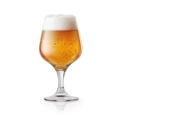 Cerveja Amber em copo de tulipa Cerveja Goose em copo em fundo branco com espaço para texto