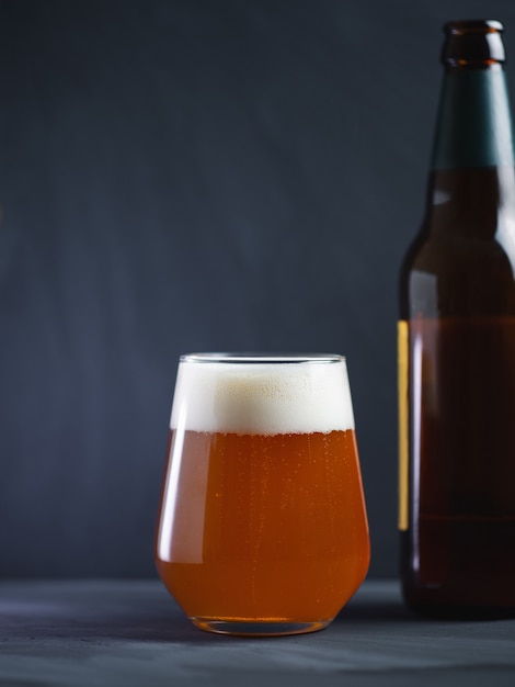 Cerveja artesanal IPA em um copo em uma superfície escura