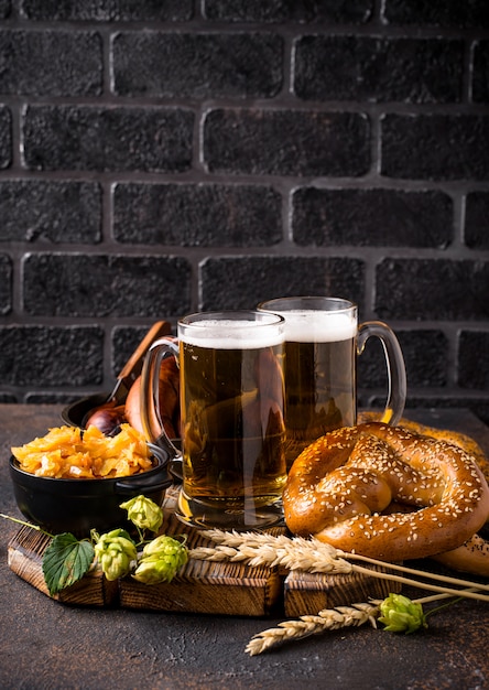 Cerveja, biscoitos e comida da Baviera