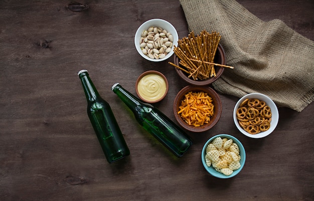 Cerveja com biscoitos e vários petiscos