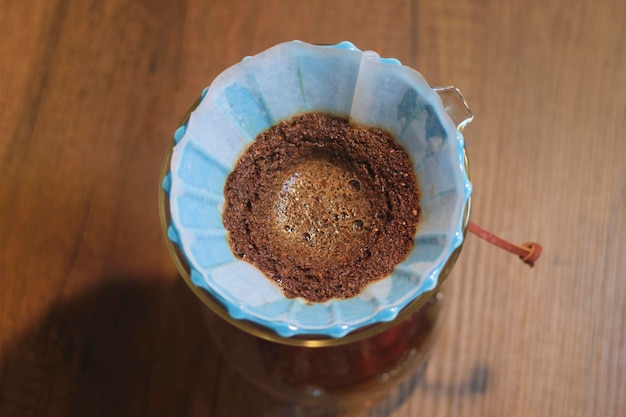 cerveja com chemex macro tiro fundo preto e branco