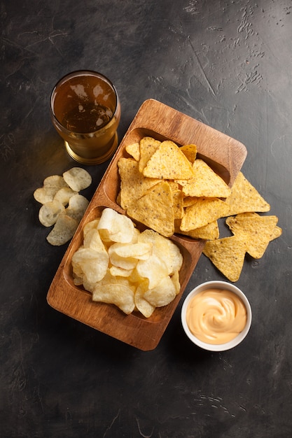 Cerveja com lanches são chips e nachos.