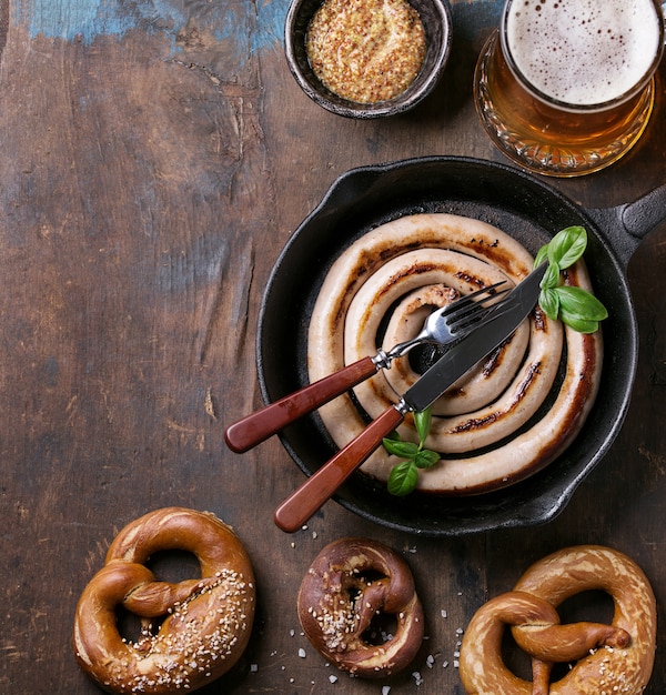 Cerveja com salsicha e pretzels