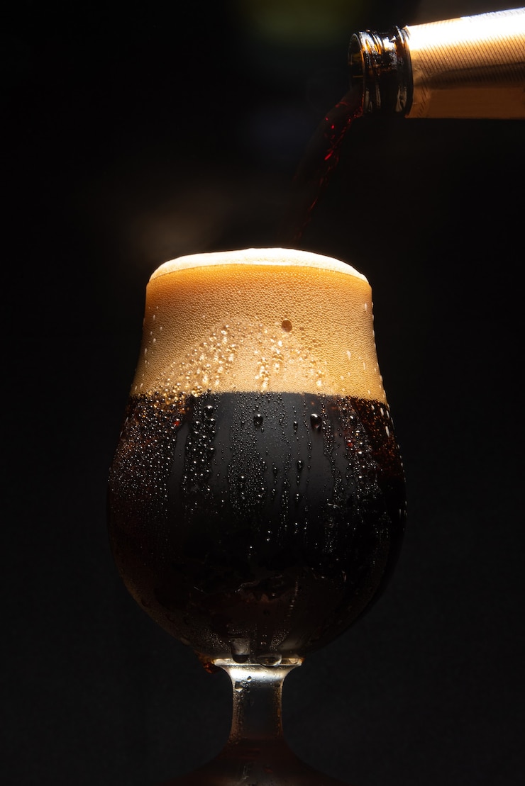 Foto cerveja, copo de cerveja gelada com fundo escuro