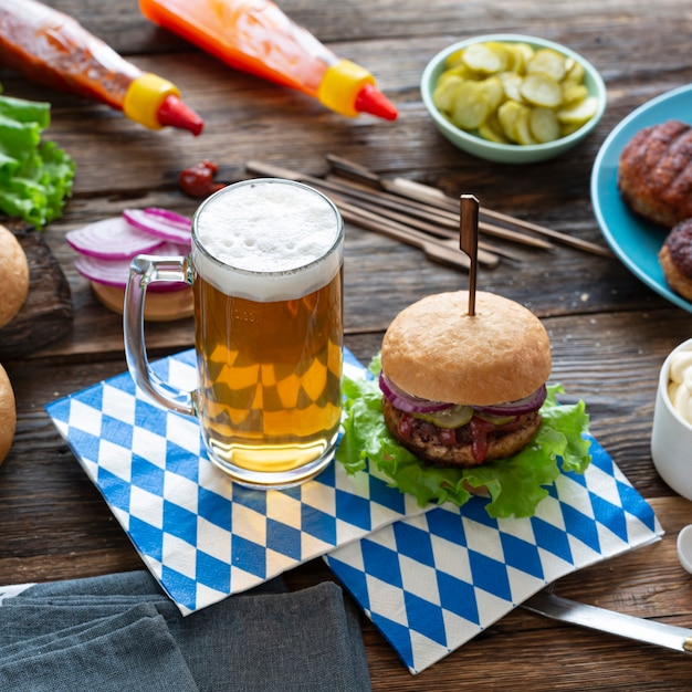 Cerveja da Oktoberfest e hambúrgueres na mesa de madeira