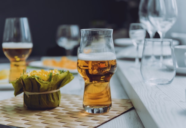 Cerveja e batatas fritas em uma grande mesa branca