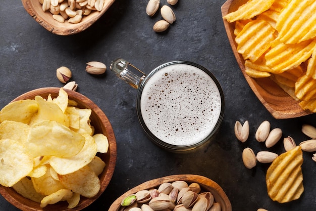 Cerveja e lanches na mesa de pedra