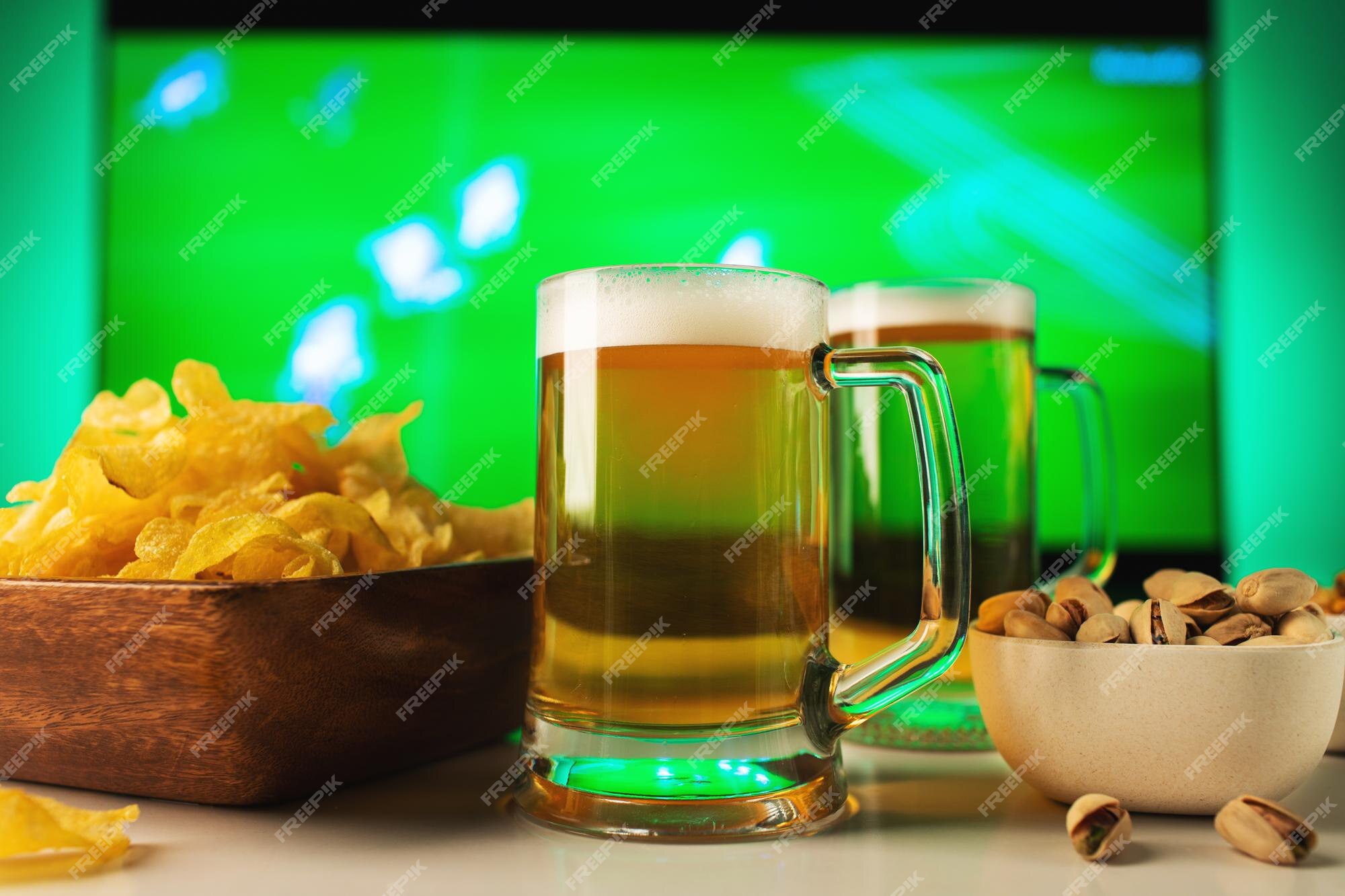 Fundo de futebol com cerveja e tv