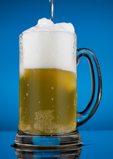 Foto cerveja em copo e espuma branca