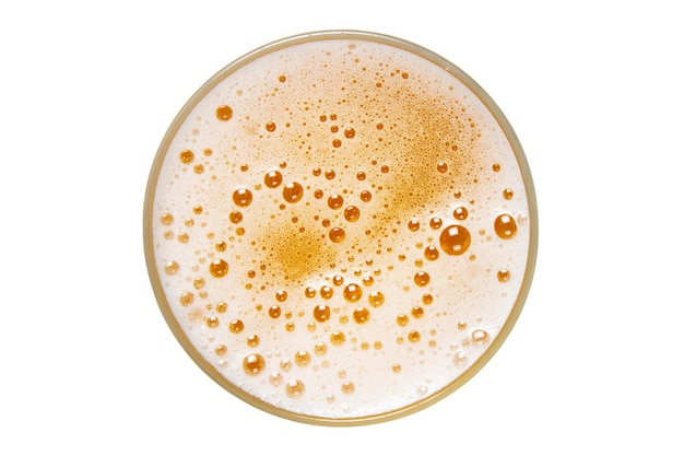 Cerveja em copo. Espuma de cerveja isolada no fundo branco. Vista de cima.