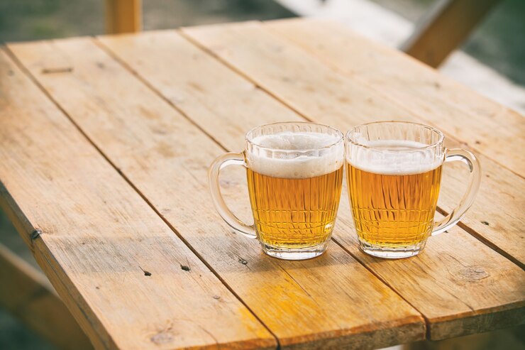 Foto cerveja em copos grandes e vidro claro dourado com close-up de espuma