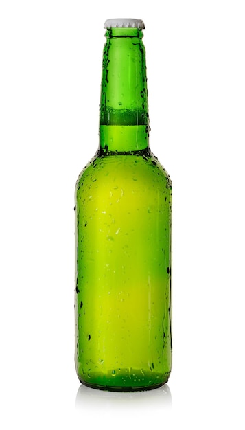 Cerveja em garrafa verde isolada em um fundo branco