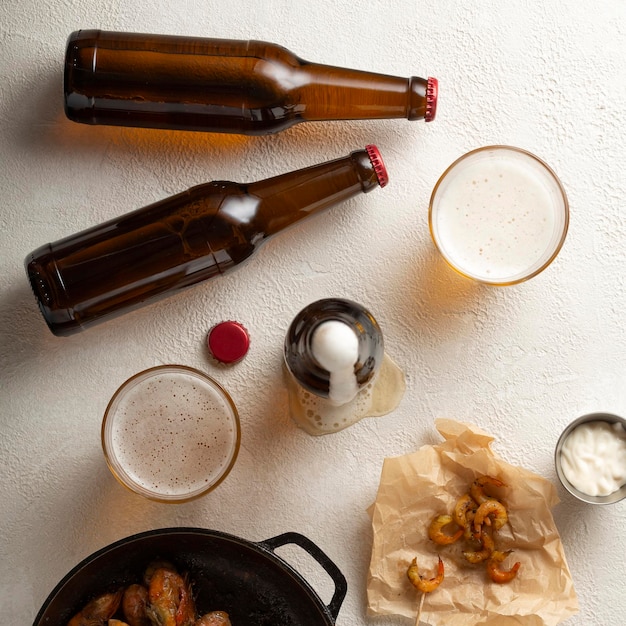 Cerveja fresca com camarões fritos em uma mesa leve