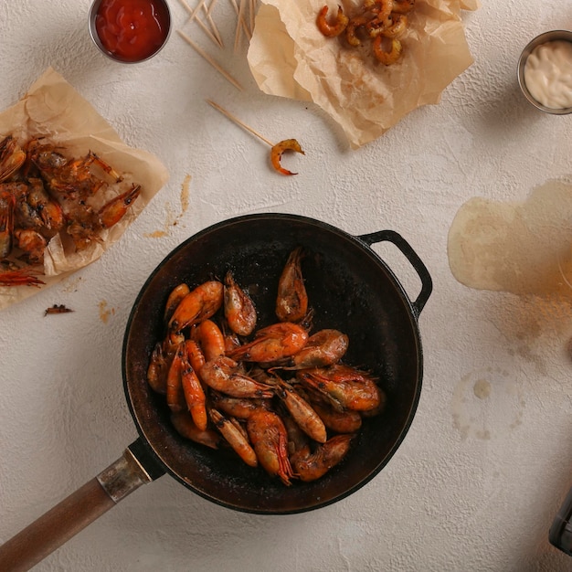 Cerveja fresca com camarões fritos em uma mesa leve