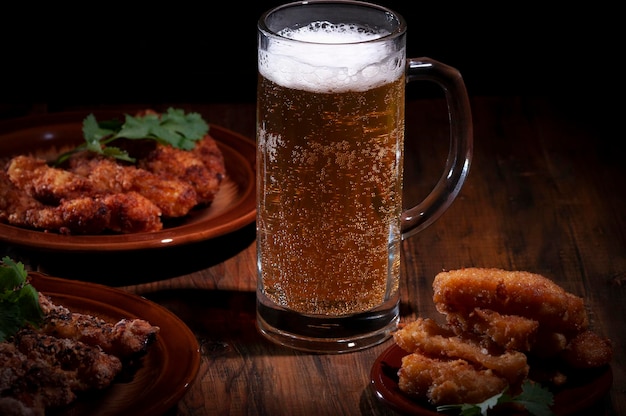 Cerveja fresca espumosa com um lanche