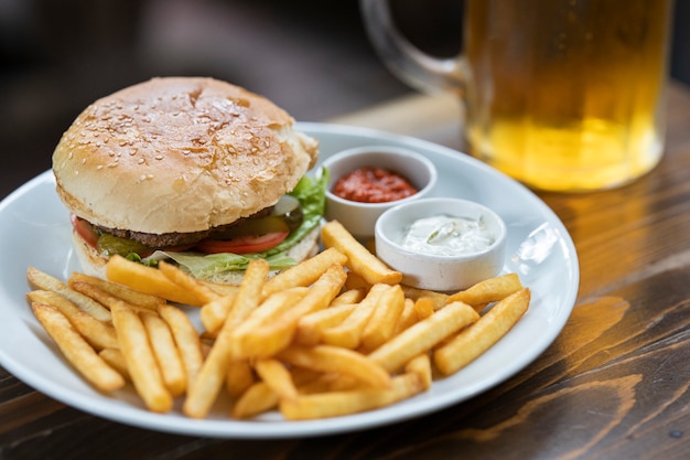 Cerveja gelada e hambúrguer delicioso