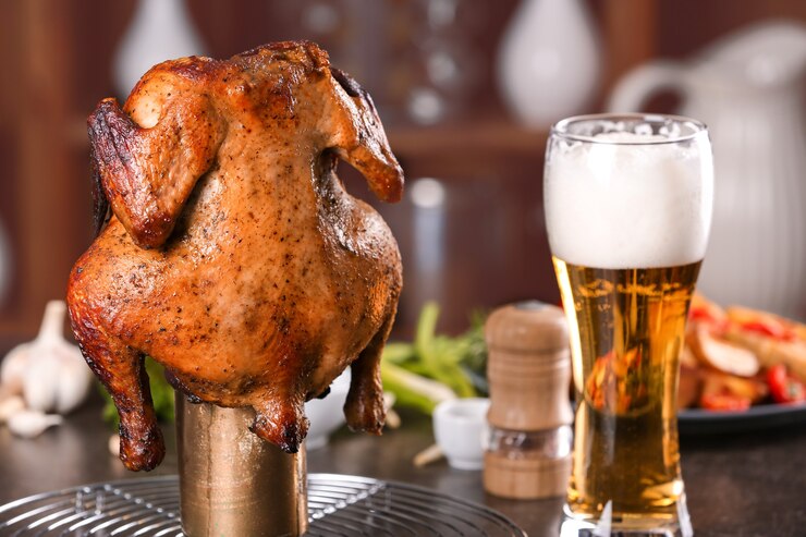 Foto cerveja grelhada com frango na mesa da cozinha