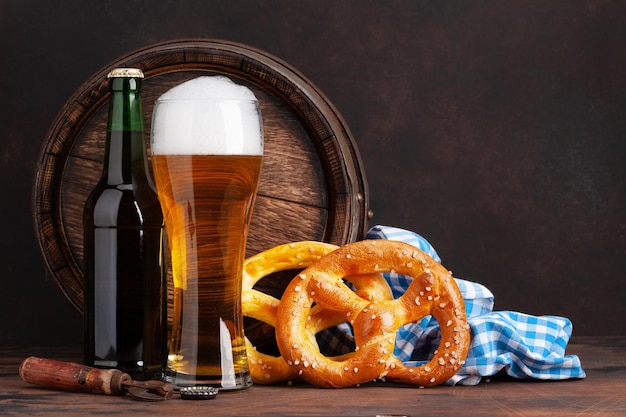 Cerveja Lager com pretzels caseiros e barril de cerveja de madeira velho Com espaço para cópias