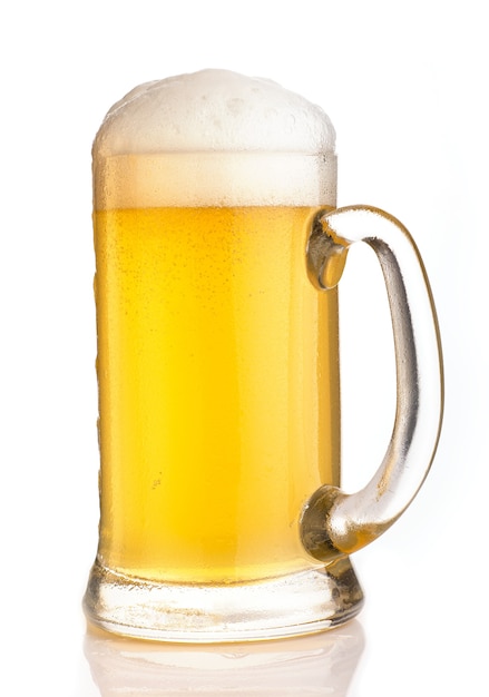 Cerveja light em copo com espuma em fundo branco