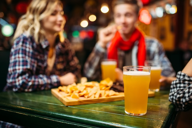 Foto cerveja light em copos na mesa de sports bar