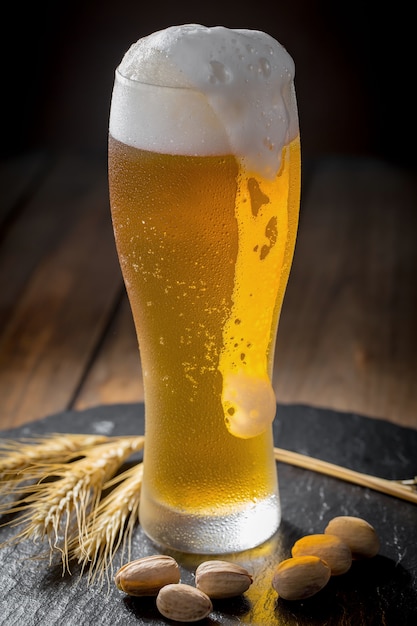 Cerveja light em um copo de cerveja em um fundo antigo.